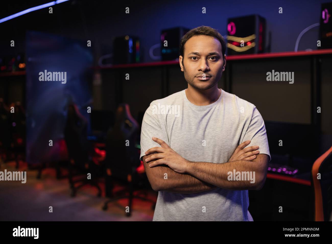 Ein indischer Gamer, der im Spielclub auf die Kamera schaut, ein Aktienbild Stockfoto