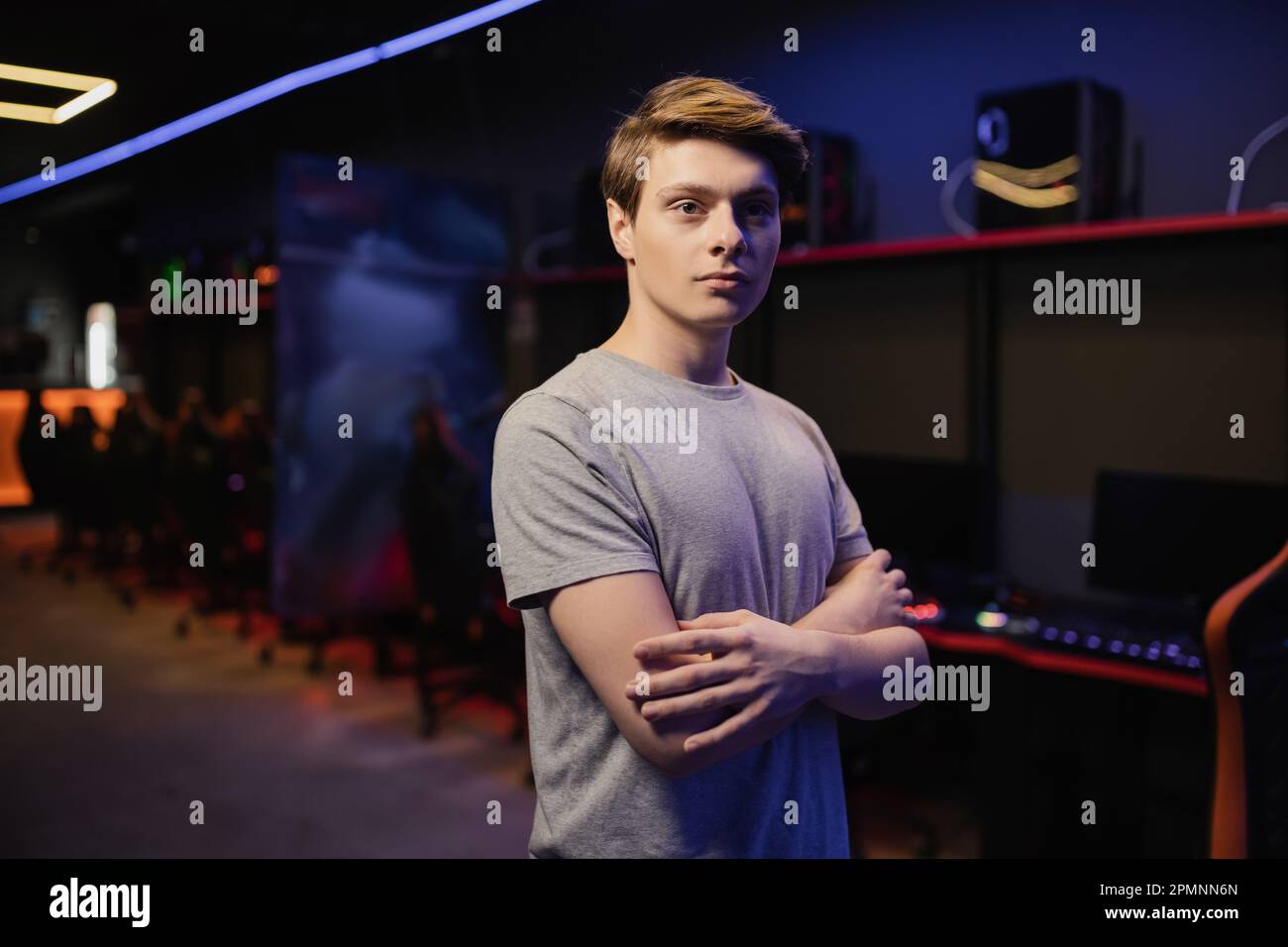 Junger Gamer, der im Spielclub auf die Kamera schaut, ein Aktienbild Stockfoto