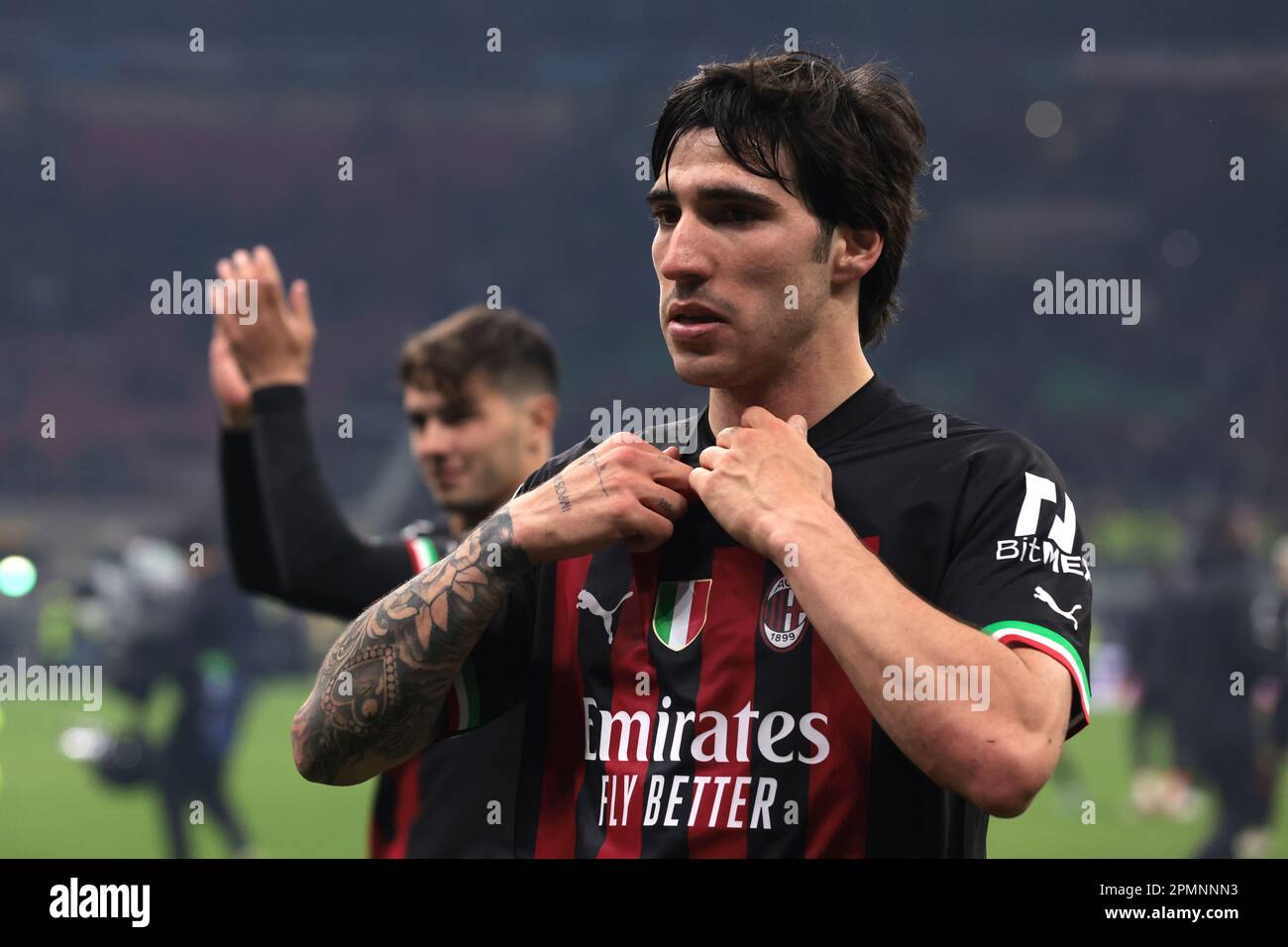 Mailand, Italien. 12. April 2023. Sandro Tonali von AC Mailand nimmt sein Trikot ab, um es den Fans zu schenken, während Teamfreund Brahim Diaz nach der letzten Pfiffe des UEFA Champions League-Spiels in Giuseppe Meazza, Mailand, applaudiert. Der Bildausdruck sollte lauten: Jonathan Moscrop/Sportimage Credit: Sportimage/Alamy Live News Stockfoto