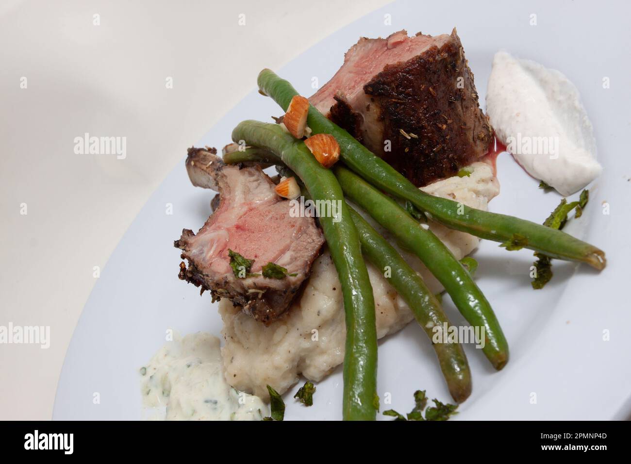 Gourmet Lamb Dinner mit Gemüse Stockfoto