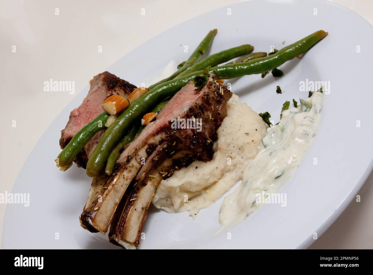 Gourmet Lamb Dinner mit Spargel und Kartoffeln Stockfoto
