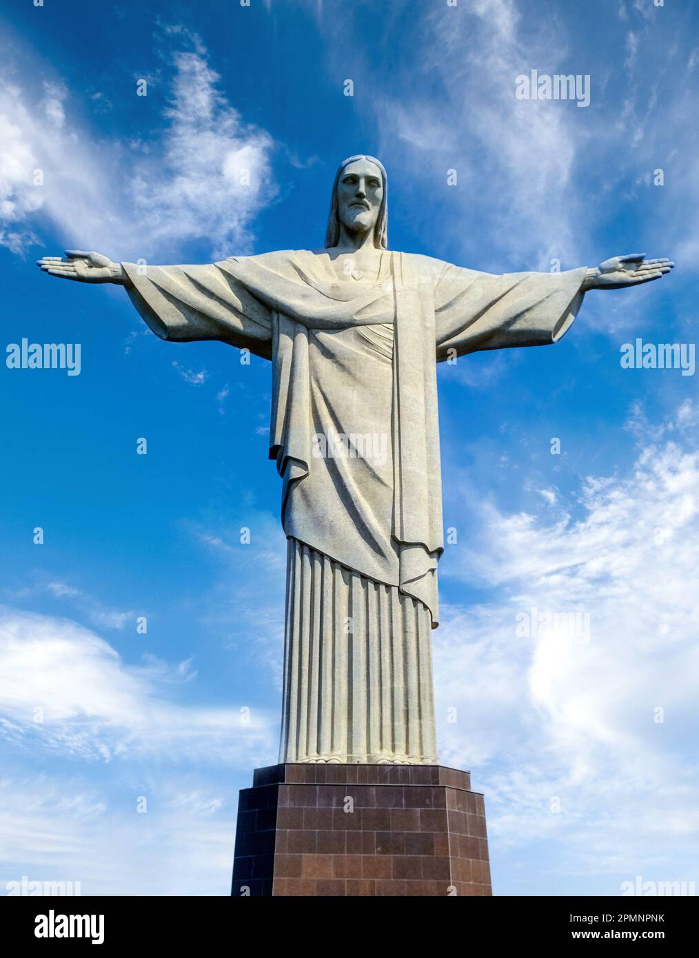 Rio de Janeiro, Brasilien - 4. April 2023: Symmetrische Vorderansicht der Christusstatue. Das Kunstwerk hat einen Art-Deco-Stil. Stockfoto