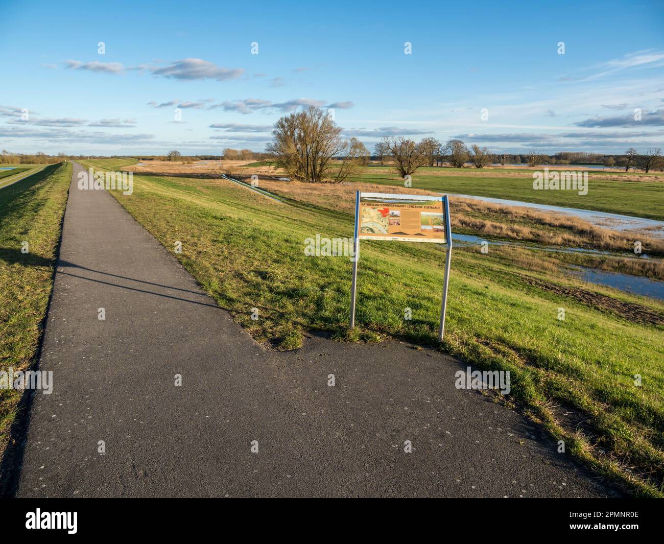 Neubau von Deichen im Inland des älteren, Hochwasserschutz im Dorf Lenzen, Deich ist Teil der Elbradroute, Deutschland. Stockfoto