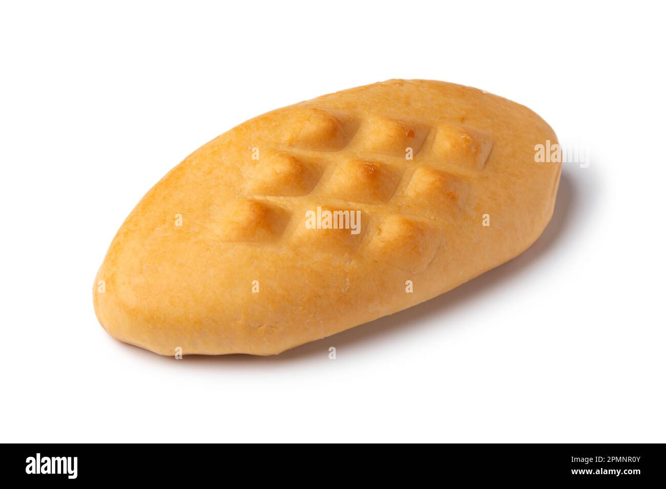 Ein Stück traditioneller polnischer Räucherkäse, Mini ‚Gołka‘ Zakopianska, isoliert auf weißem Hintergrund, Nahaufnahme Stockfoto