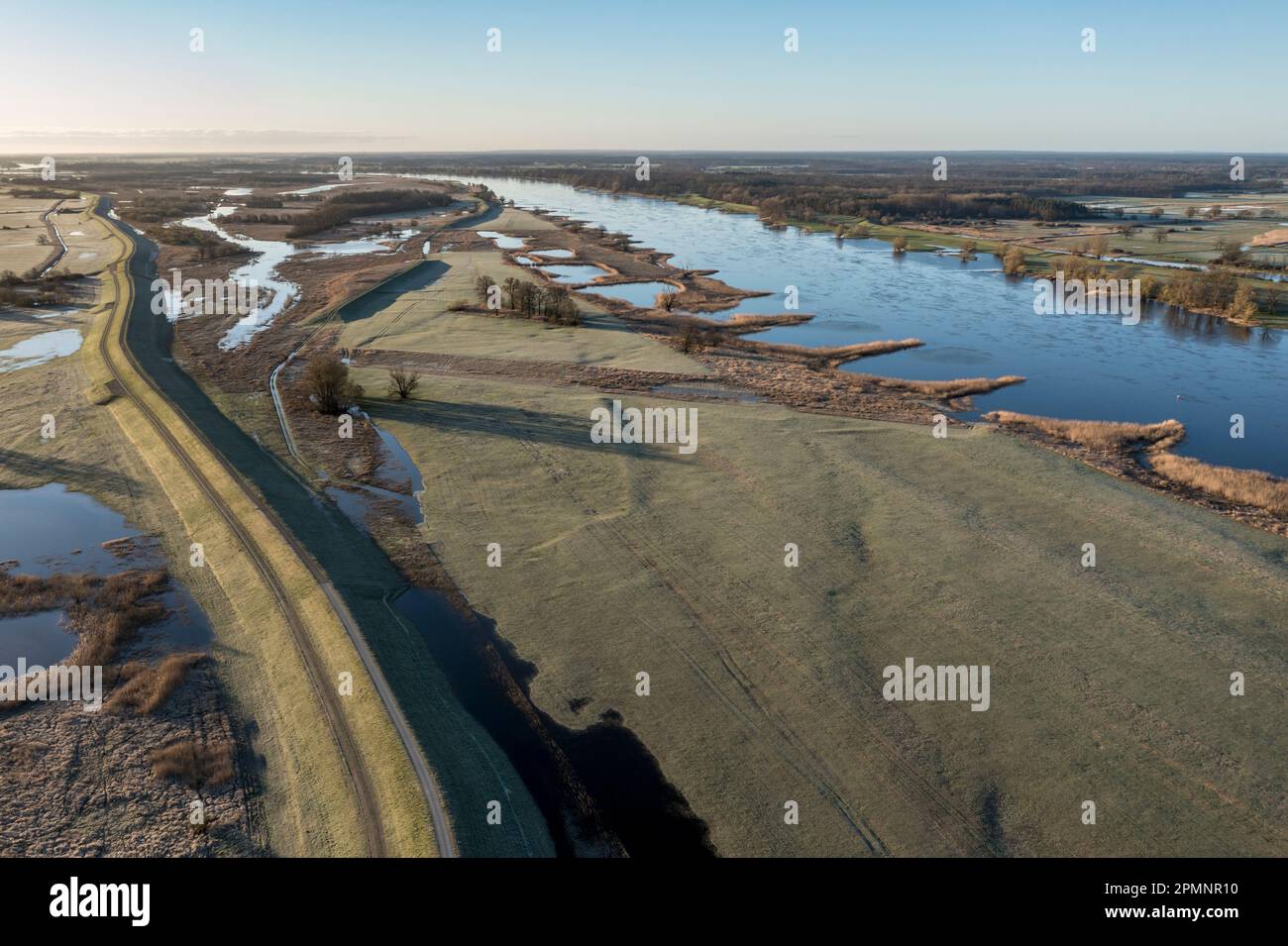 Luftaufnahme des neuen Deichenbaus weiter im Inland als der alte Deich, Hochwasserschutz, Elbe in der Nähe des Dorfes Lenzen, Deiche ist Teil des Elbzyklus r Stockfoto