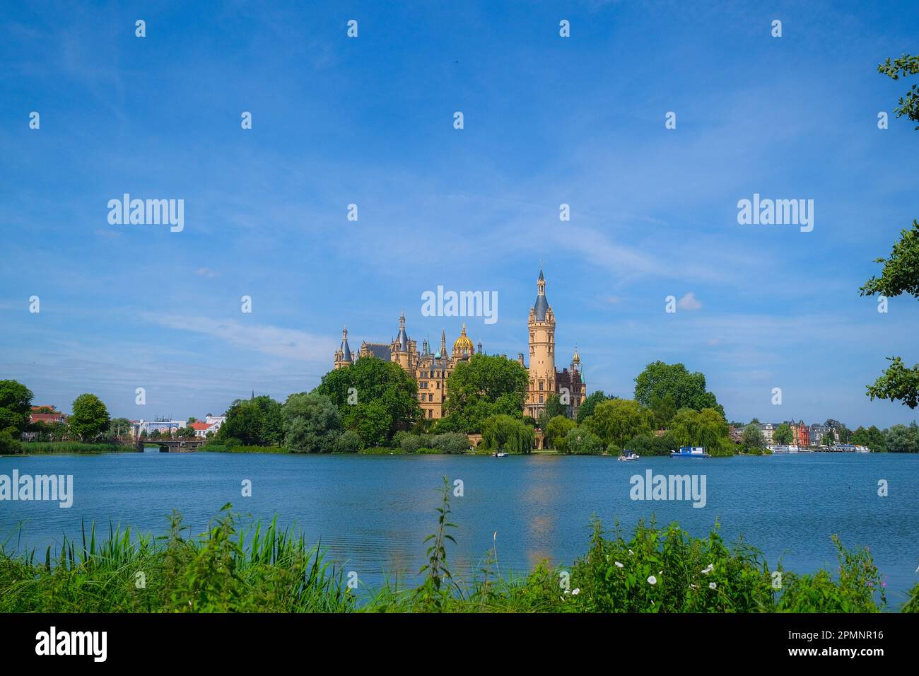 Schweriner Schloss mit See im Vordergrund Stockfoto