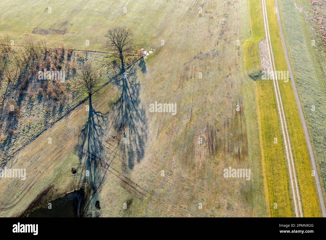 Luftaufnahme des neuen Deichenbaus weiter im Inland als der alte Deich, Hochwasserschutz, Elbe in der Nähe des Dorfes Lenzen, Deiche ist Teil des Elbzyklus r Stockfoto
