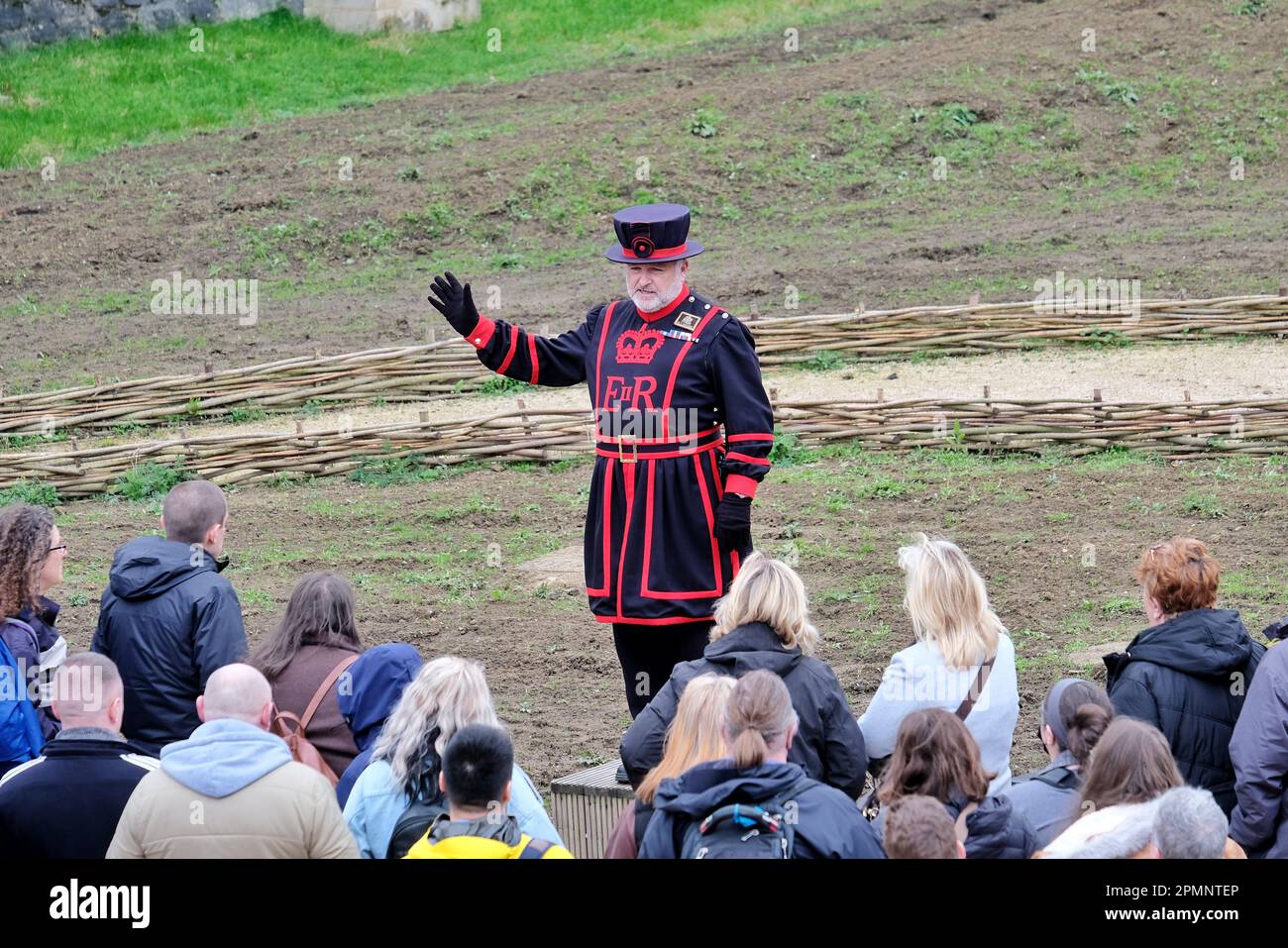 London, Großbritannien. Ein Beefeater führt eine öffentliche Tour auf dem Gelände des Tower of London durch. Stockfoto