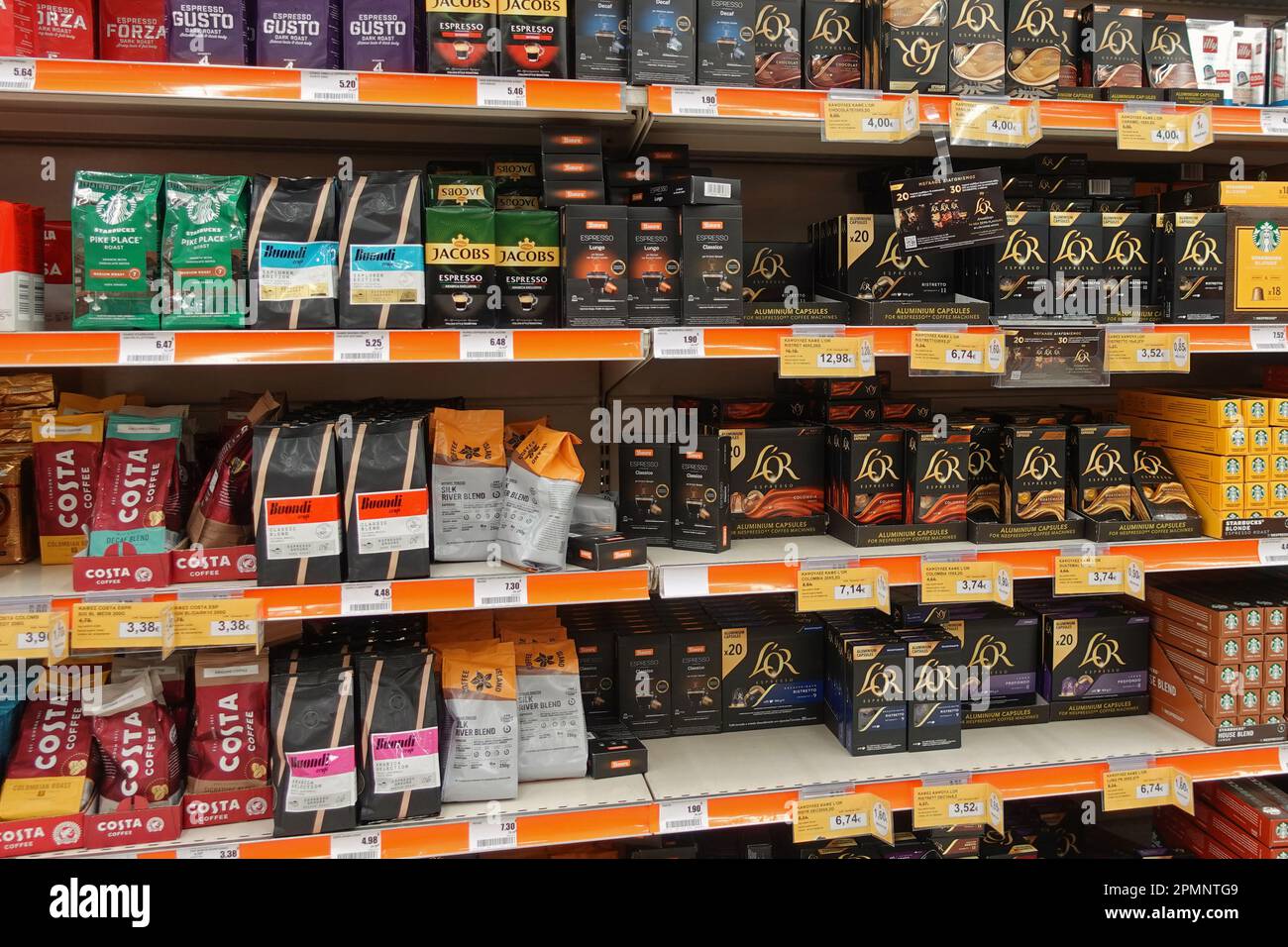 Athen, Griechenland - 6. März 2023: Verschiedene Marken von klassischem Espresso-Kaffee und entkoffeinierter gemahlener Mischung aus Röstung und Kapseln zum Verkauf. Stockfoto