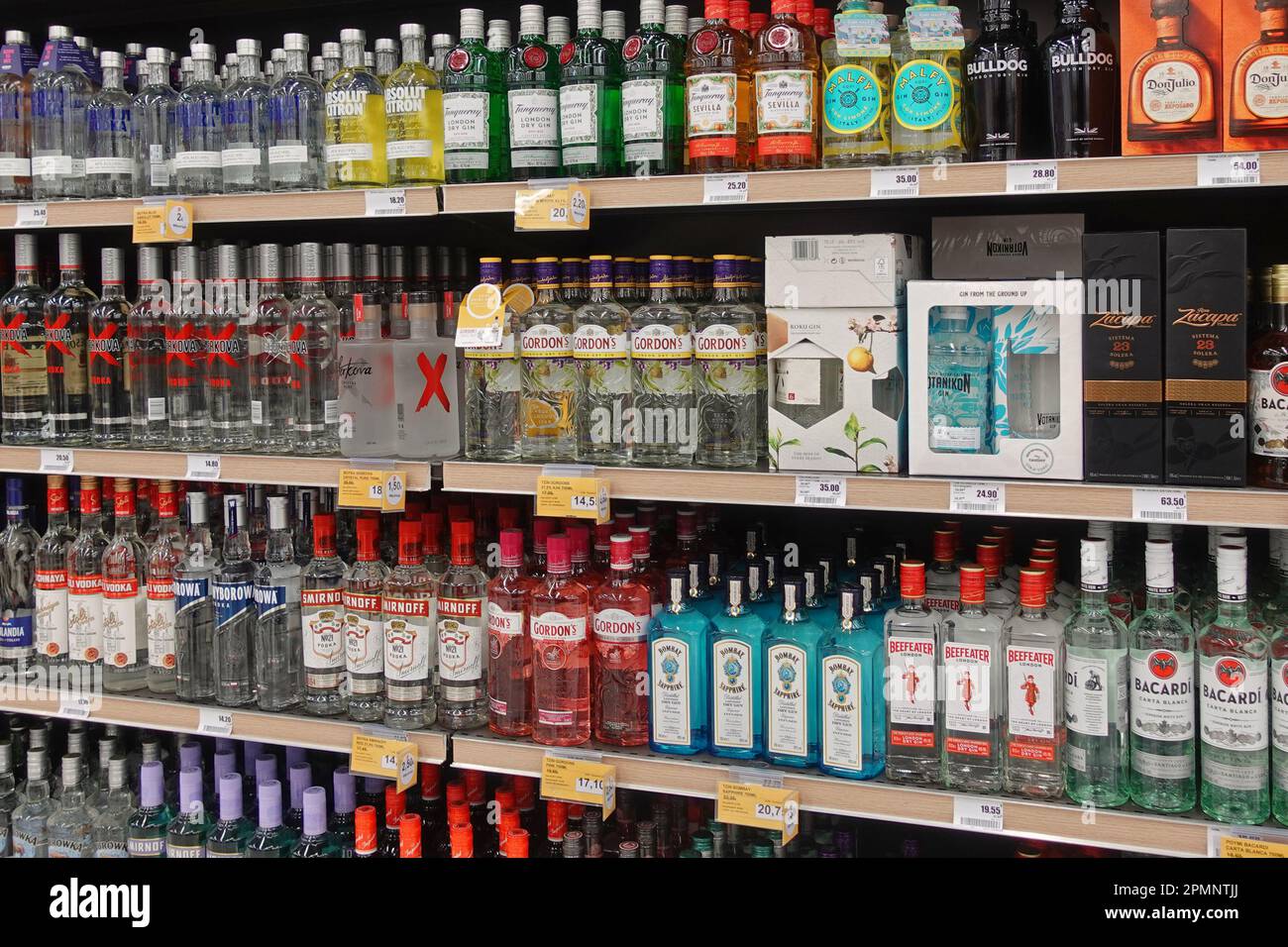 Athen, Griechenland - 6. März 2023: Gin Tequila Wodka und Rum Alkohol Getränkeflaschen zum Verkauf im Spirituosengeschäft. Stockfoto