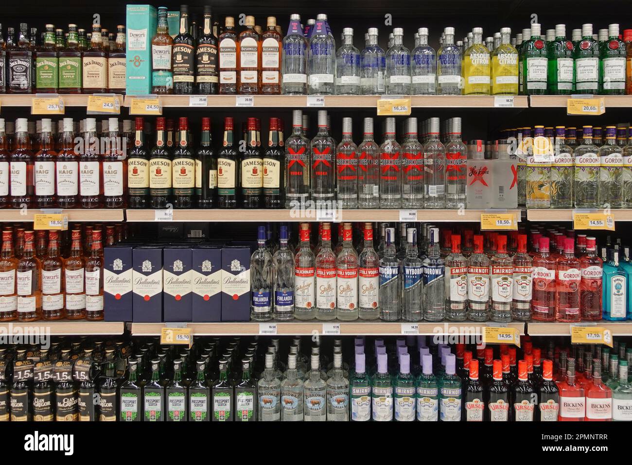 Athen, Griechenland - 6. März 2023: Whisky Wodka und Gin alkoholische Getränke Flaschen sind im Spirituosengeschäft ausgestellt. Stockfoto