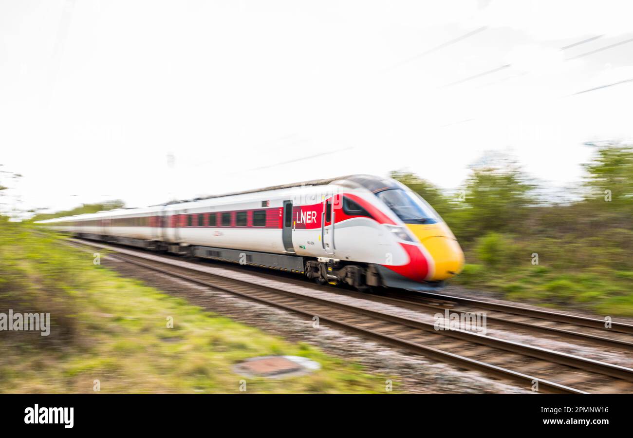 Die neue LNER Azuma elektrische Zug auf der East Coast Mainline, England, UK. Stockfoto