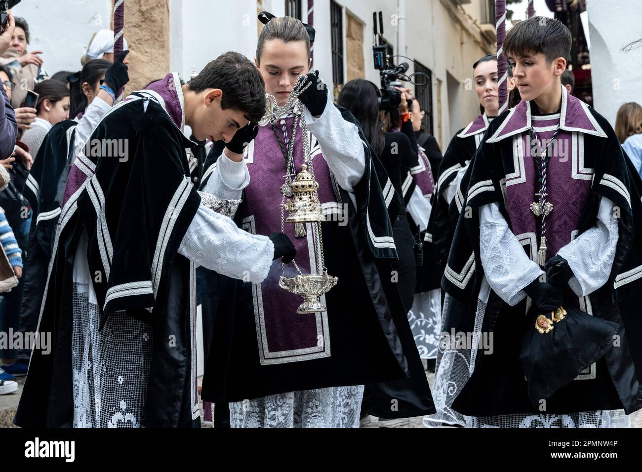 Altarkinder führen einen Prozess von Jesus der Säule während der Heiligen Woche oder Semana Santa am Karfreitag aus St. Mary Major Church, 6. April 2023 in Ronda, Spanien. Ronda, die sich im 6. Jahrhundert v. Chr. niedergelassen hat, hält seit über 500 Jahren Heilige Woche-Prozessionen ab. Kredit: Richard Ellis/Richard Ellis/Alamy Live News Stockfoto