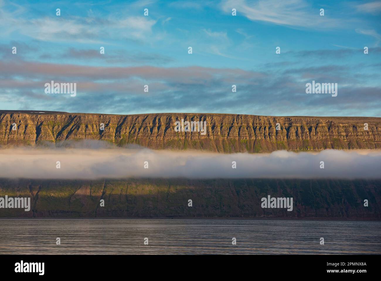 Sonnenaufgang auf den Hochwasserbasaltklippen in der Nähe von Vigur Island, Island Stockfoto