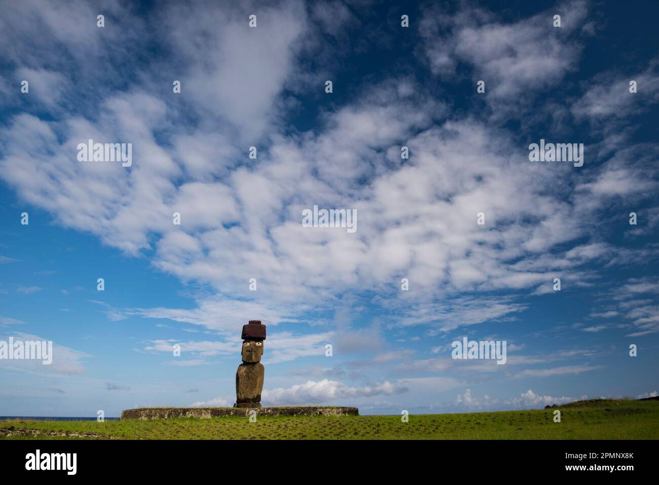 Moai blickt ins Landesinnere im Tahai Zeremonial Complex im Rapa Nui National Park, Chile; Hanga Roa auf der Osterinsel, Chile Stockfoto