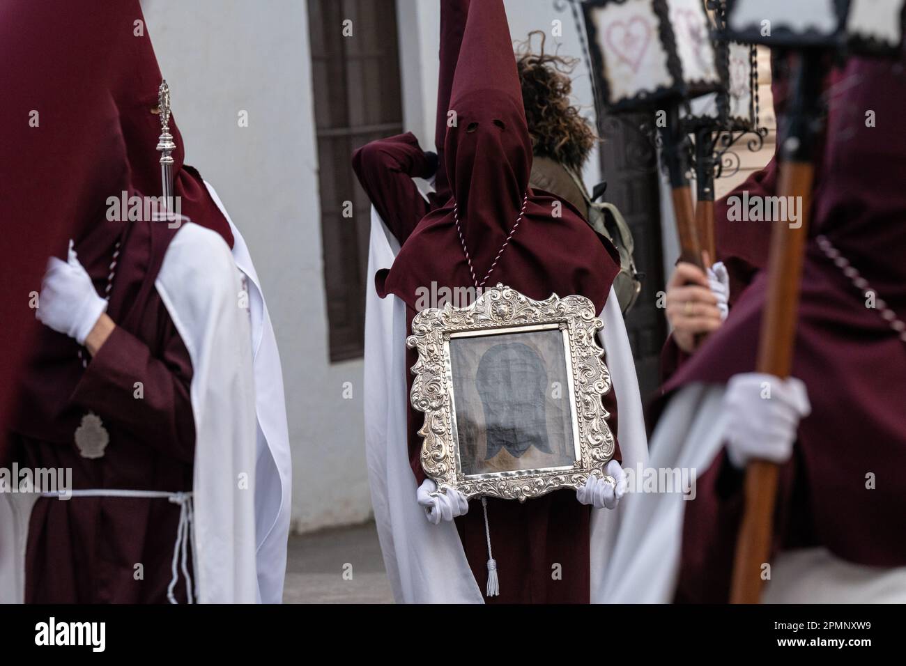 Hermandaden mit der Bruderschaft Gitanos nehmen an einer Karfreitagsprozession in der Heiligen Woche oder am Semana Santa Teil, 6. April 2023 in Ronda, Spanien. Ronda, die sich im 6. Jahrhundert v. Chr. niedergelassen hat, hält seit über 500 Jahren Heilige Woche-Prozessionen ab. Kredit: Richard Ellis/Richard Ellis/Alamy Live News Stockfoto