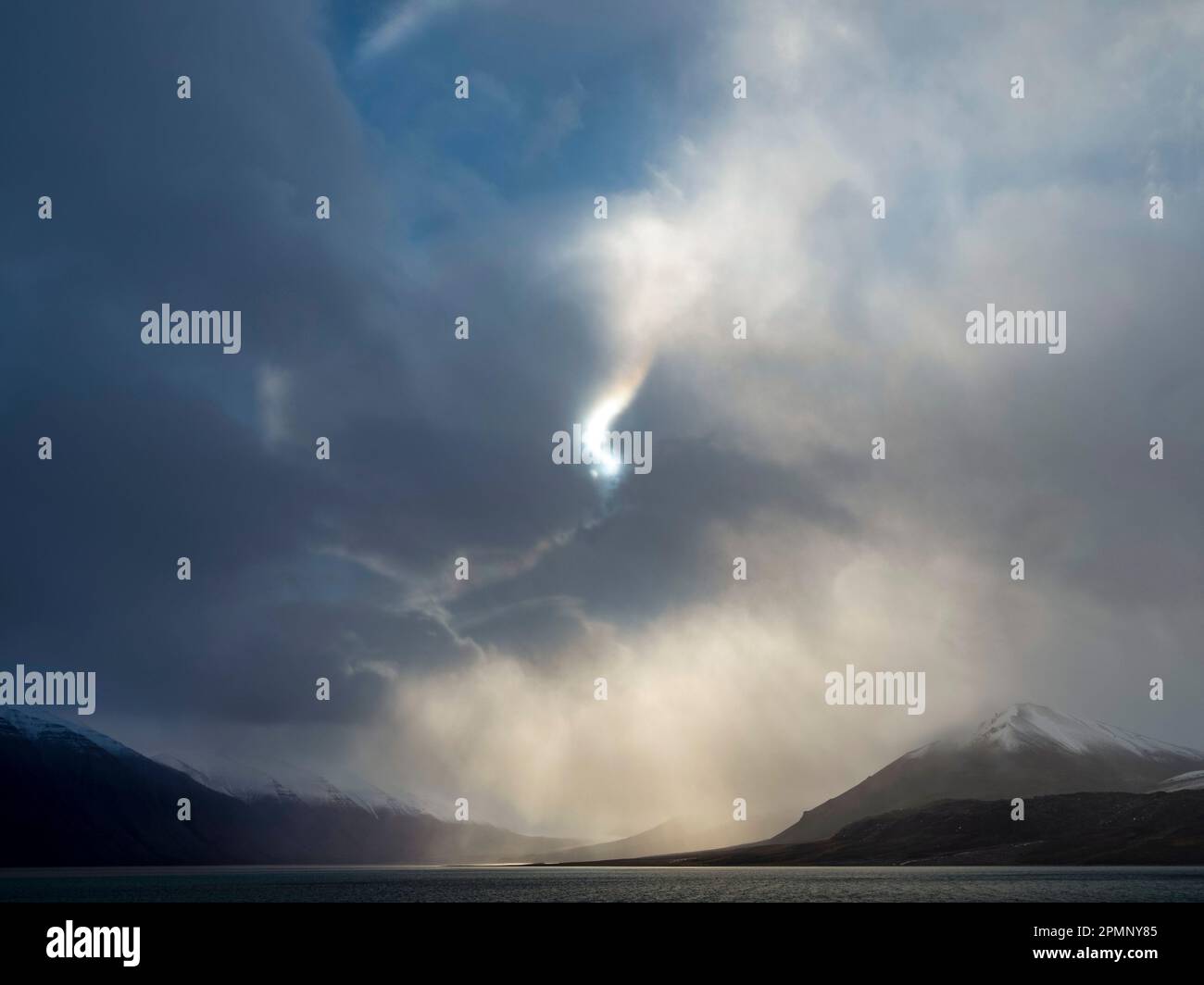 Niedrige Wolken und Nebel über Spitzbergen; Spitzbergen, Svalbard, Norwegen Stockfoto