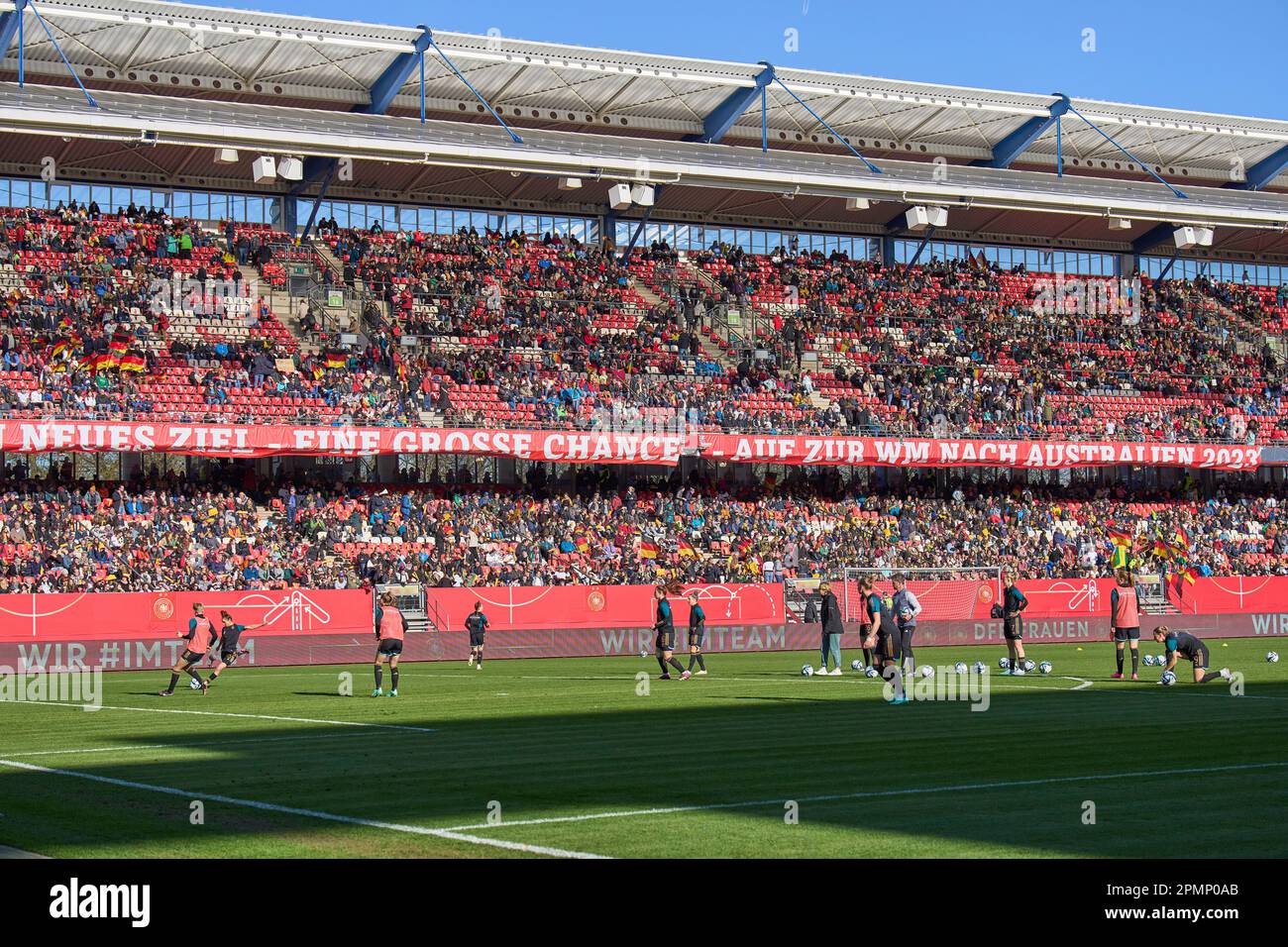 Fans DFB im freundlichen DFB Women Match DEUTSCHLAND – BRASILIEN 1-2 Vorbereitung auf WM-Weltmeisterschaften 2023 in Australien, Neuseeland, Saison 2022/2023, am 11. April 2023 in Nürnberg, Deutschland. © Peter Schatz / Alamy Live News Stockfoto