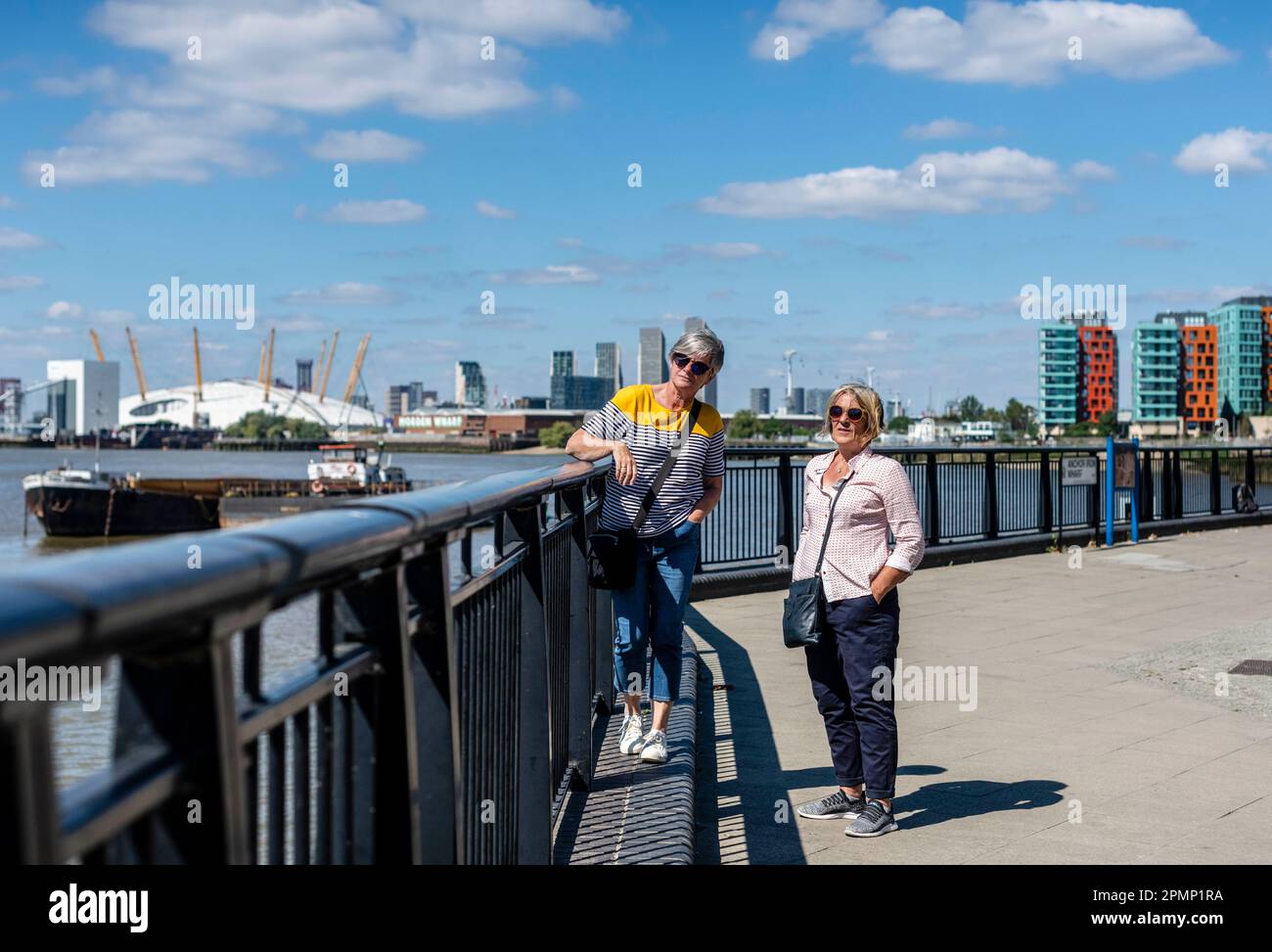 Frauen, die über die Themse schauen Stockfoto