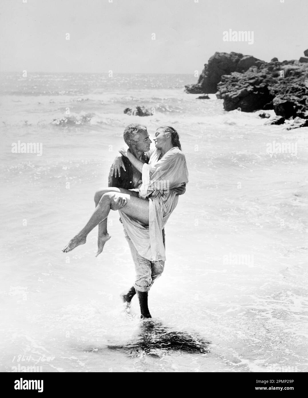 Jeff Chandler, Esther Williams, am Set des Films „Raw Wind in Eden“, Universal Pictures, 1958 Stockfoto