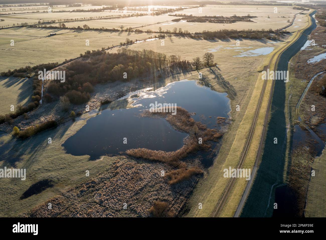 Luftaufnahme des neuen Deichenbaus weiter im Inland als der alte Deich, Hochwasserschutz, Elbe in der Nähe des Dorfes Lenzen, Deiche ist Teil des Elbzyklus r Stockfoto