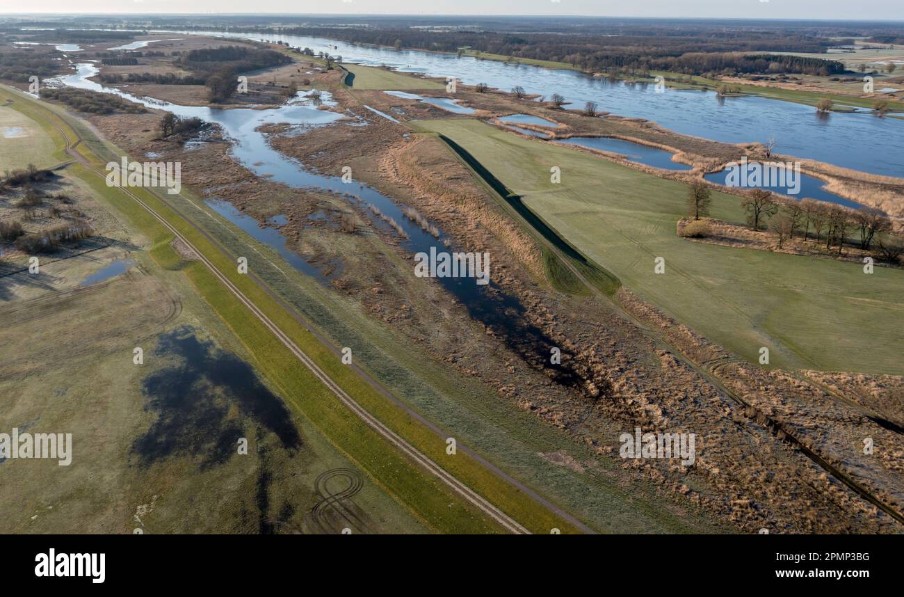 Luftaufnahme des neuen Deichenbaus weiter im Inland als der alte Deich, Hochwasserschutz, Elbe in der Nähe des Dorfes Lenzen, Deiche ist Teil des Elbzyklus r Stockfoto