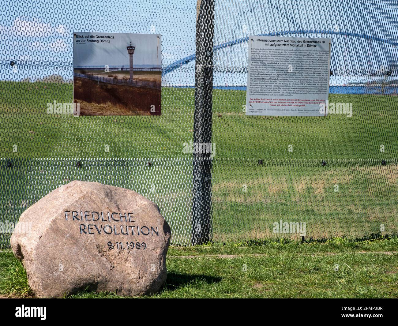 Steindenkmal zum Gedenken an die friedliche deutsche Revolution 1989, an der ehemaligen Grenze an der Elbe, Dorf Domitz, Deutschland Stockfoto