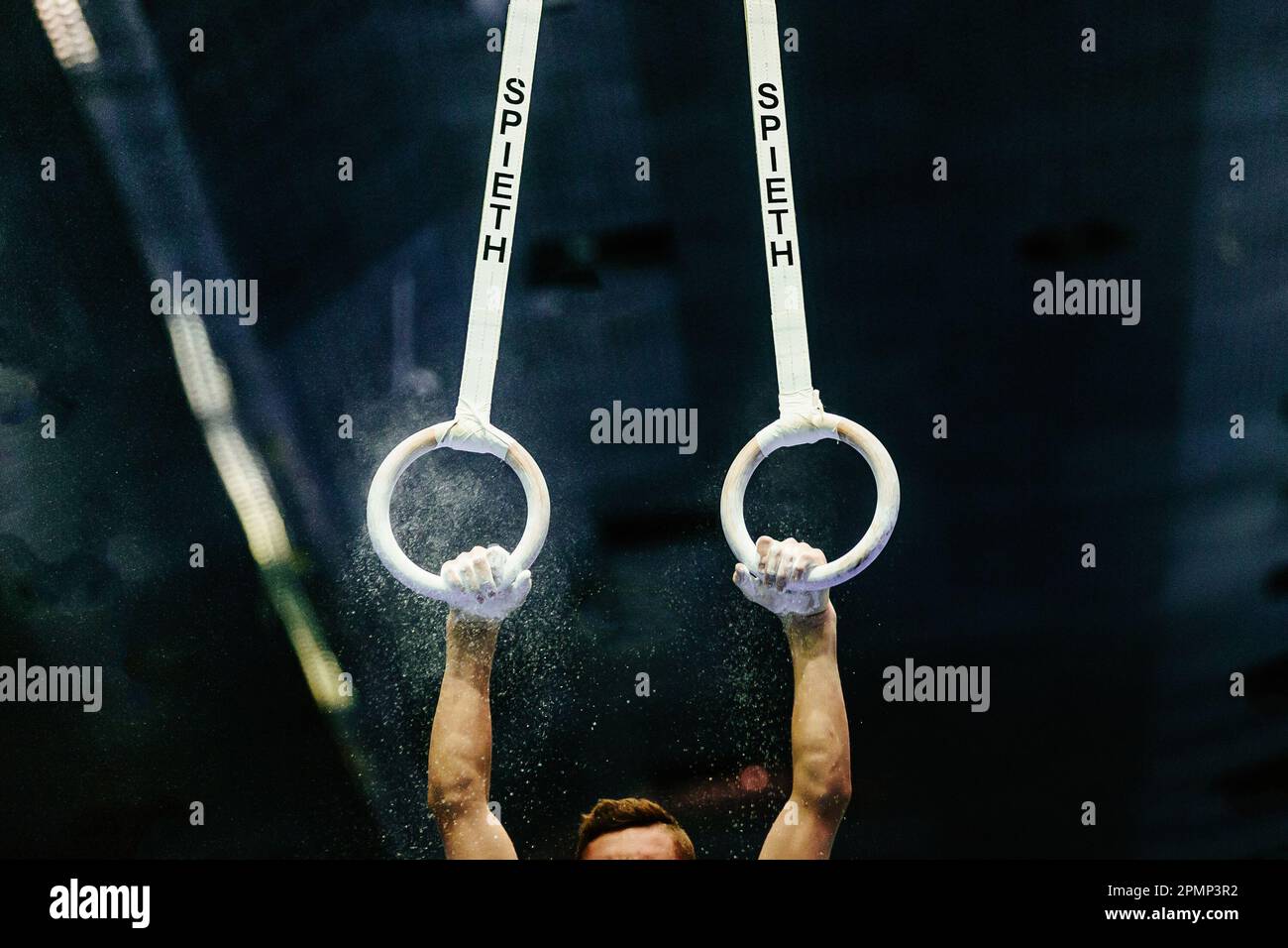 Handgymnastik am Ringrahmen bei Gymnastikkünstlern. Apparatefirma Spieth Deutschland Stockfoto