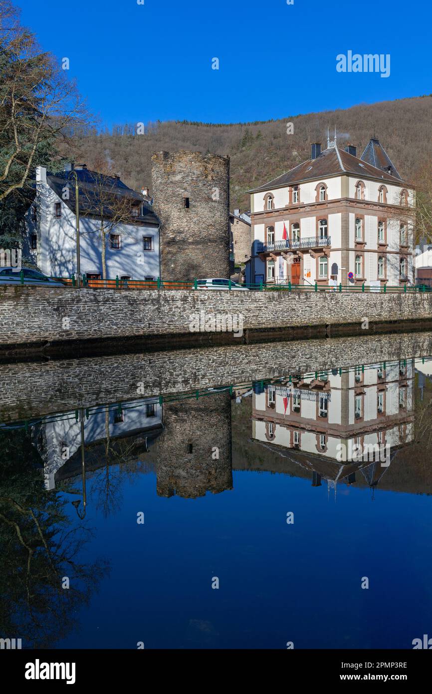 Europa, Luxemburg, Diekirch, Esch-sur-Sure, Blick über den Fluss Sauer zu historischen Gebäuden und dem antiken Steinturm in der Rue du Moulin Stockfoto