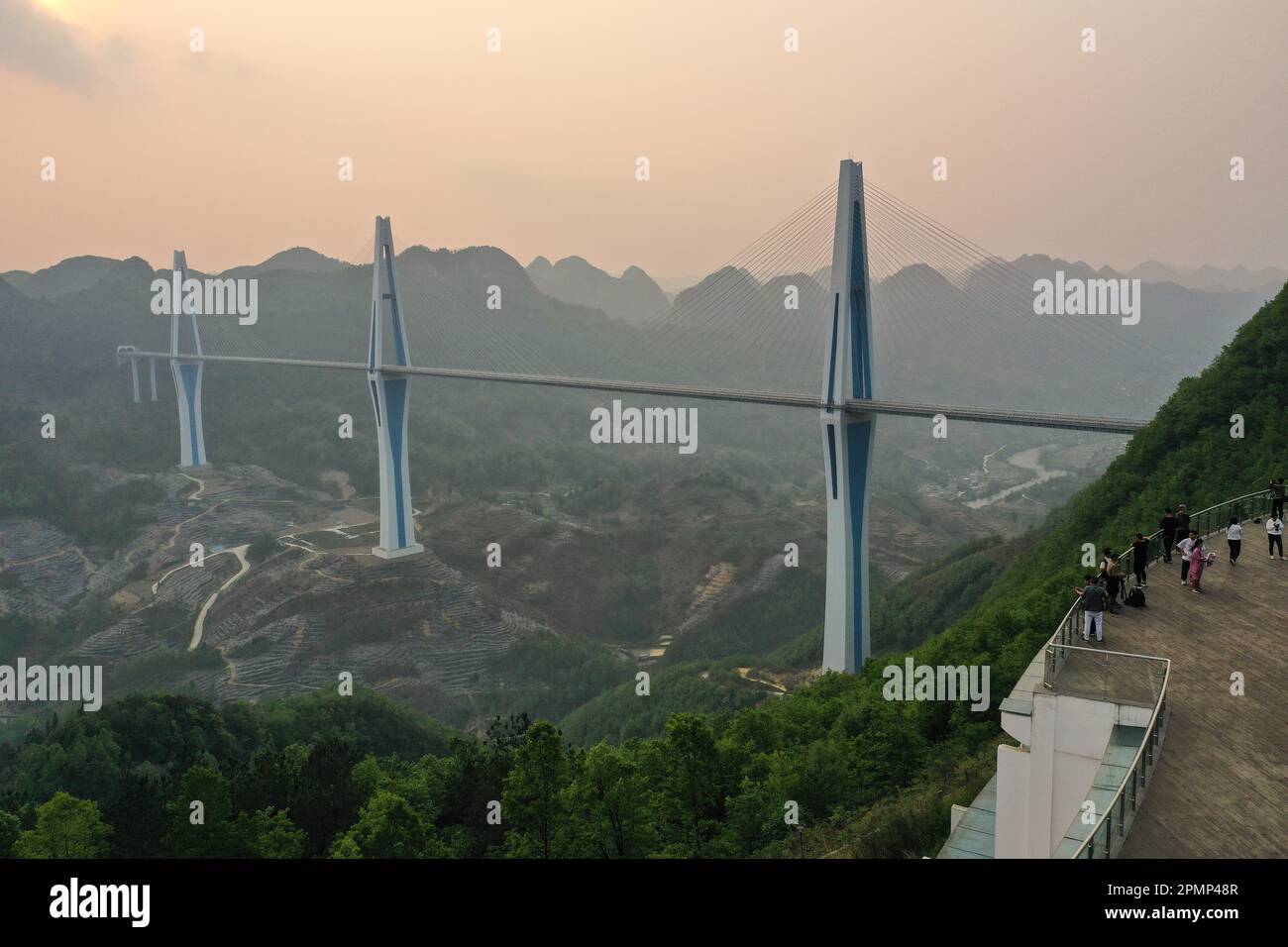 (230414) -- GUIYANG, 14. April 2023 (Xinhua) -- Dieses Luftfoto wurde am 13. April 2023 aufgenommen und zeigt die Pingtang Grand Bridge auf der Schnellstraße zwischen Pingtang und Luodian in der Provinz Guizhou im Südwesten Chinas. Brücken sind ein unverkennbares Merkmal der Verkehrsinfrastruktur in Guizhou. Die Provinz ist zu 92,5 Prozent von Bergen und Hügeln bedeckt und hat seit den späten 1970er Jahren fast 30.000 Brücken gebaut. Heute beherbergt sie fast die Hälfte der 100 höchsten Brücken der Welt. Dank des Baus von Brücken wird die bergige Provinz tiefgreifend in die na integriert Stockfoto