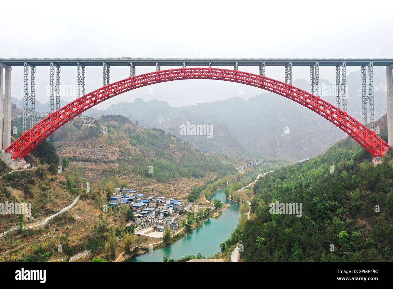 (230414) -- GUIYANG, 14. April 2023 (Xinhua) -- Dieses Luftfoto wurde am 14. April 2023 aufgenommen und zeigt die große Daxiaojing-Brücke auf der Schnellstraße zwischen Pingtang und Luodian in der Provinz Guizhou im Südwesten Chinas. Brücken sind ein unverkennbares Merkmal der Verkehrsinfrastruktur in Guizhou. Die Provinz ist zu 92,5 Prozent von Bergen und Hügeln bedeckt und hat seit den späten 1970er Jahren fast 30.000 Brücken gebaut. Heute beherbergt sie fast die Hälfte der 100 höchsten Brücken der Welt. Dank des Baus von Brücken wird die bergige Provinz tiefgreifend in die integriert Stockfoto