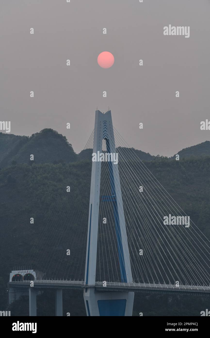 (230414) -- GUIYANG, 14. April 2023 (Xinhua) -- Dieses Luftfoto wurde am 13. April 2023 aufgenommen und zeigt die Pingtang Grand Bridge auf der Schnellstraße zwischen Pingtang und Luodian in der Provinz Guizhou im Südwesten Chinas. Brücken sind ein unverkennbares Merkmal der Verkehrsinfrastruktur in Guizhou. Die Provinz ist zu 92,5 Prozent von Bergen und Hügeln bedeckt und hat seit den späten 1970er Jahren fast 30.000 Brücken gebaut. Heute beherbergt sie fast die Hälfte der 100 höchsten Brücken der Welt. Dank des Baus von Brücken wird die bergige Provinz tiefgreifend in die na integriert Stockfoto