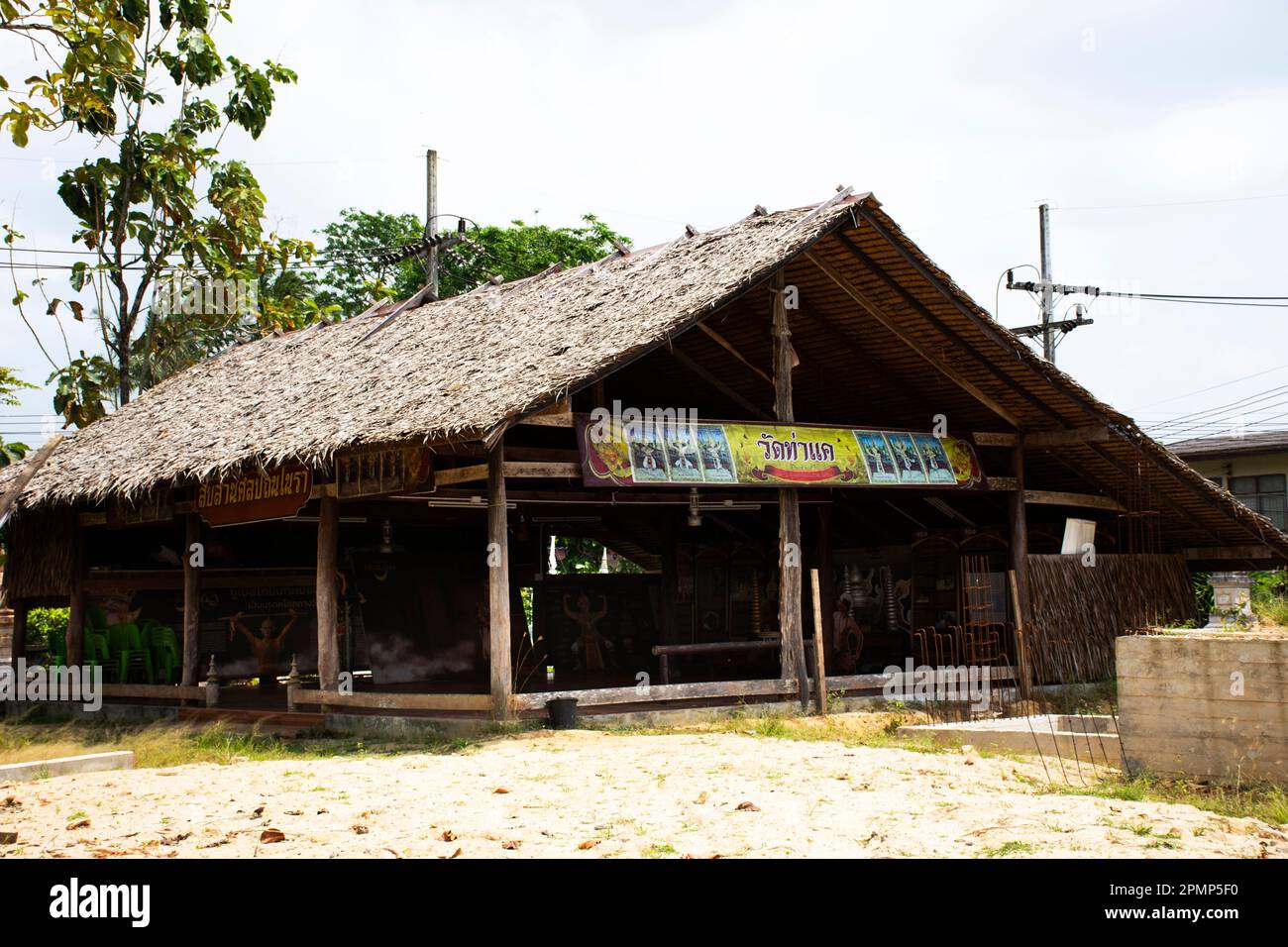 Antike Holzbühne im antiken Menora-Theater im Nora Rong Khru für thailändische Reisende besuchen Sie und tanzen Schauspielerin Manora im Wat Tha Khae Stockfoto