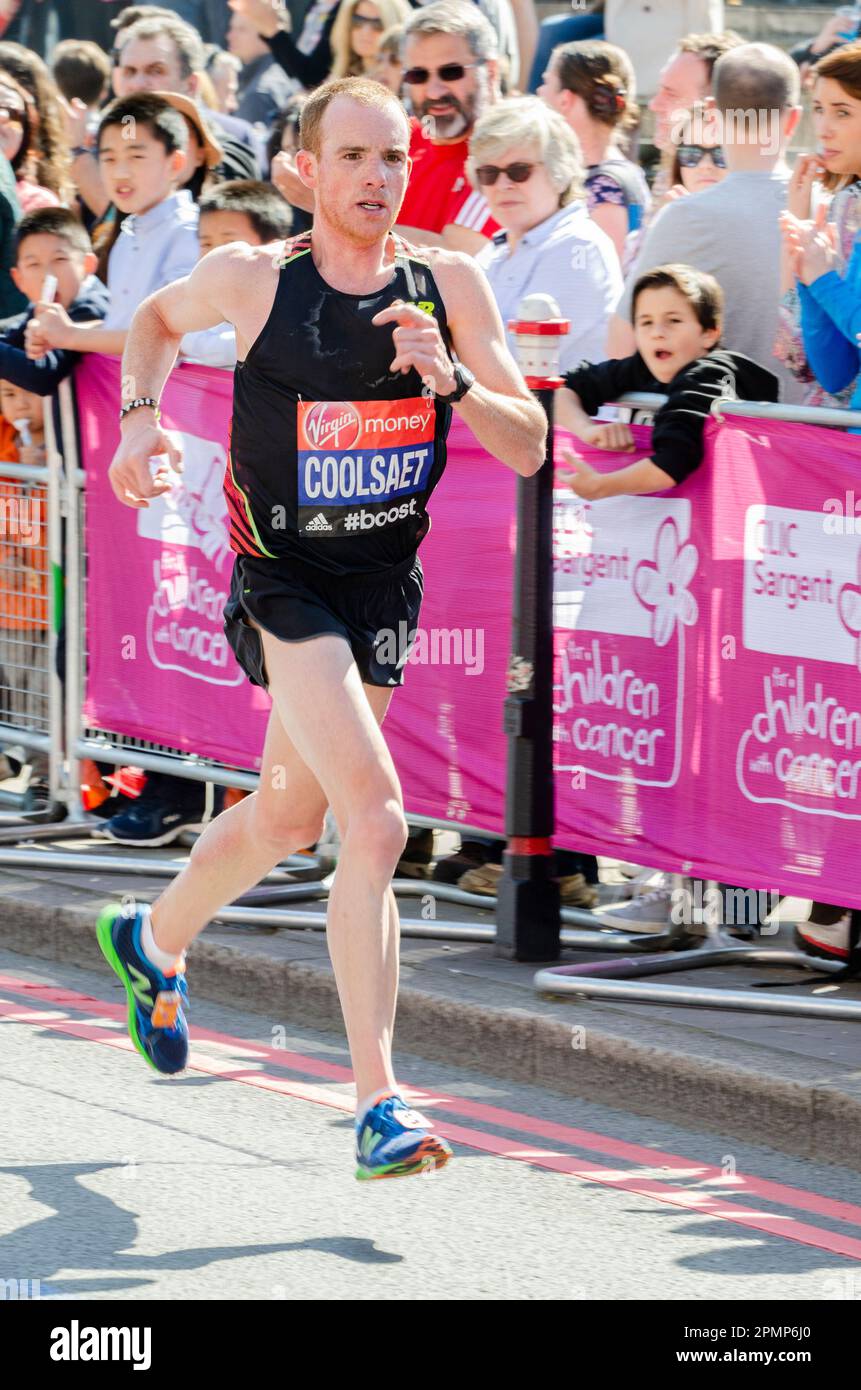 Reid Coolsaet nimmt am London Marathon 2014 Teil und durchquert Tower Hill in der Nähe des Tower of London, Großbritannien. Kanadischer Langstreckenläufer Stockfoto