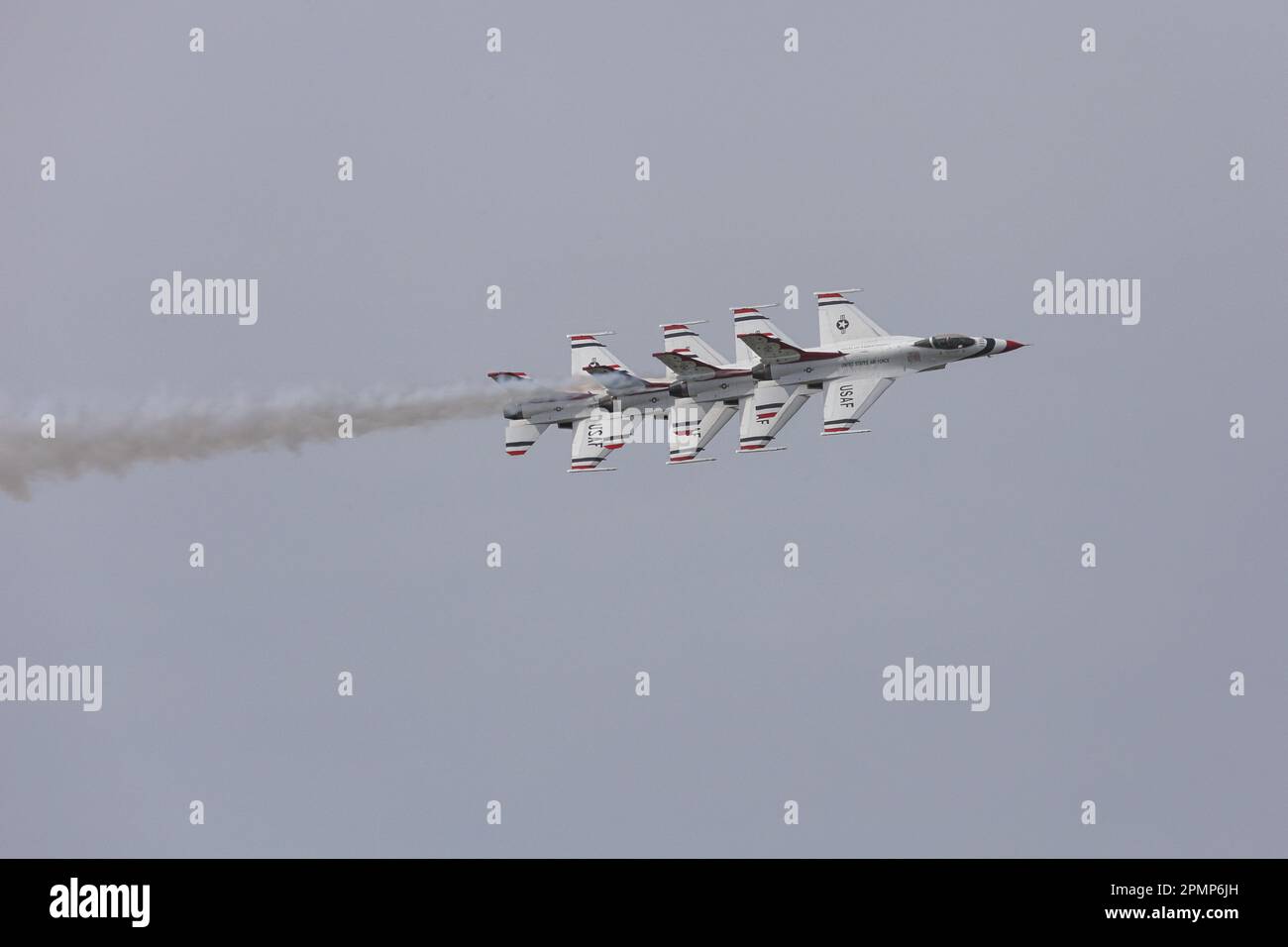 Point Mugu, Kalifornien / USA - 18. März 2023: Vier US Air Force-USAF-Thunderbirds-Jets fliegen eine enge Echelon Pass-in-Review-Formation. Stockfoto