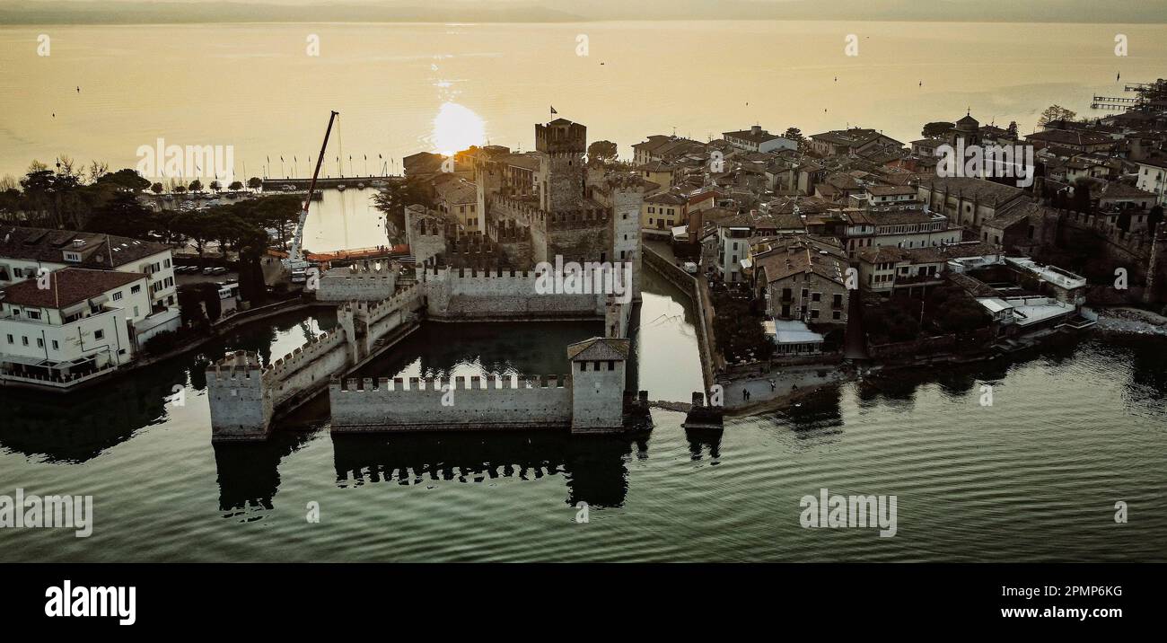 Atemberaubender Sonnenuntergang von Sirmione Castle aus der Vogelperspektive Stockfoto