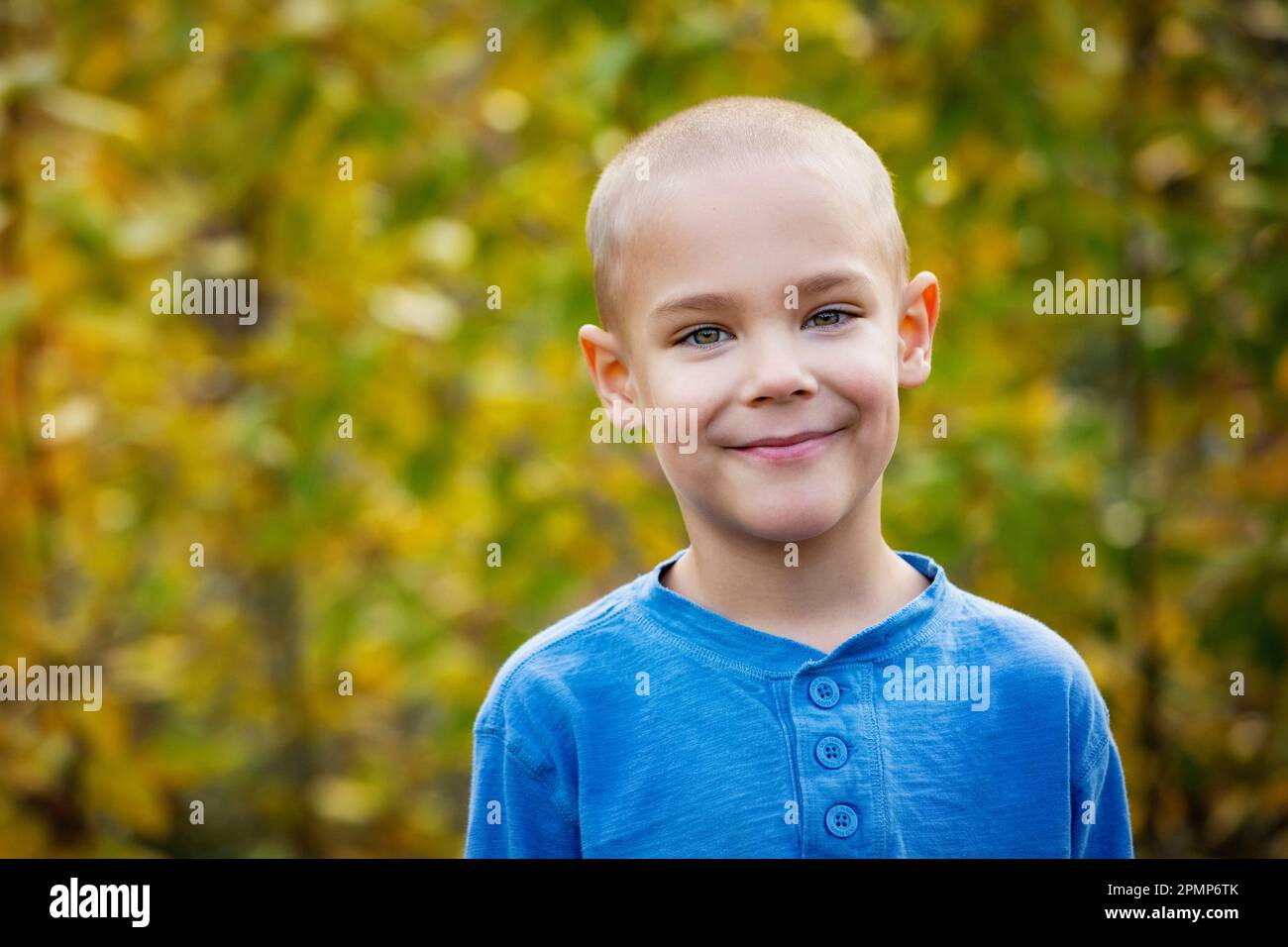 Außenporträt eines süßen Jungen im Herbst in Edmonton, Alberta, Kanada Stockfoto