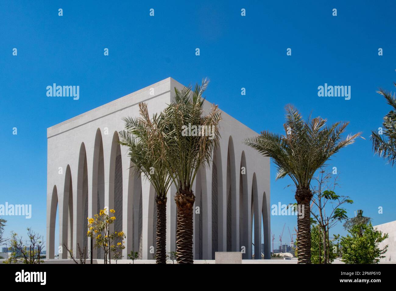 Abu Dhabi, Vereinigte Arabische Emirate. 06. April 2023. Das Abrahamische Familienhaus, das eine Moschee, eine Kirche und eine Synagoge sowie ein Forum zum Lernen und Austausch über die drei monotheistischen Religionen umfasst, ist am 6. April 2023, wenige Wochen nach seiner Eröffnung, in Abu Dhabi, Vereinigte Arabische Emirate, zu sehen. Entworfen vom ghanaisch-britischen Architekten Sir David Adjaye OM OBE RA ist ein einzigartiger Ort seiner Art in der Welt. Foto: Balkis Press/ABACAPRESS.COM Kredit: Abaca Press/Alamy Live News Stockfoto