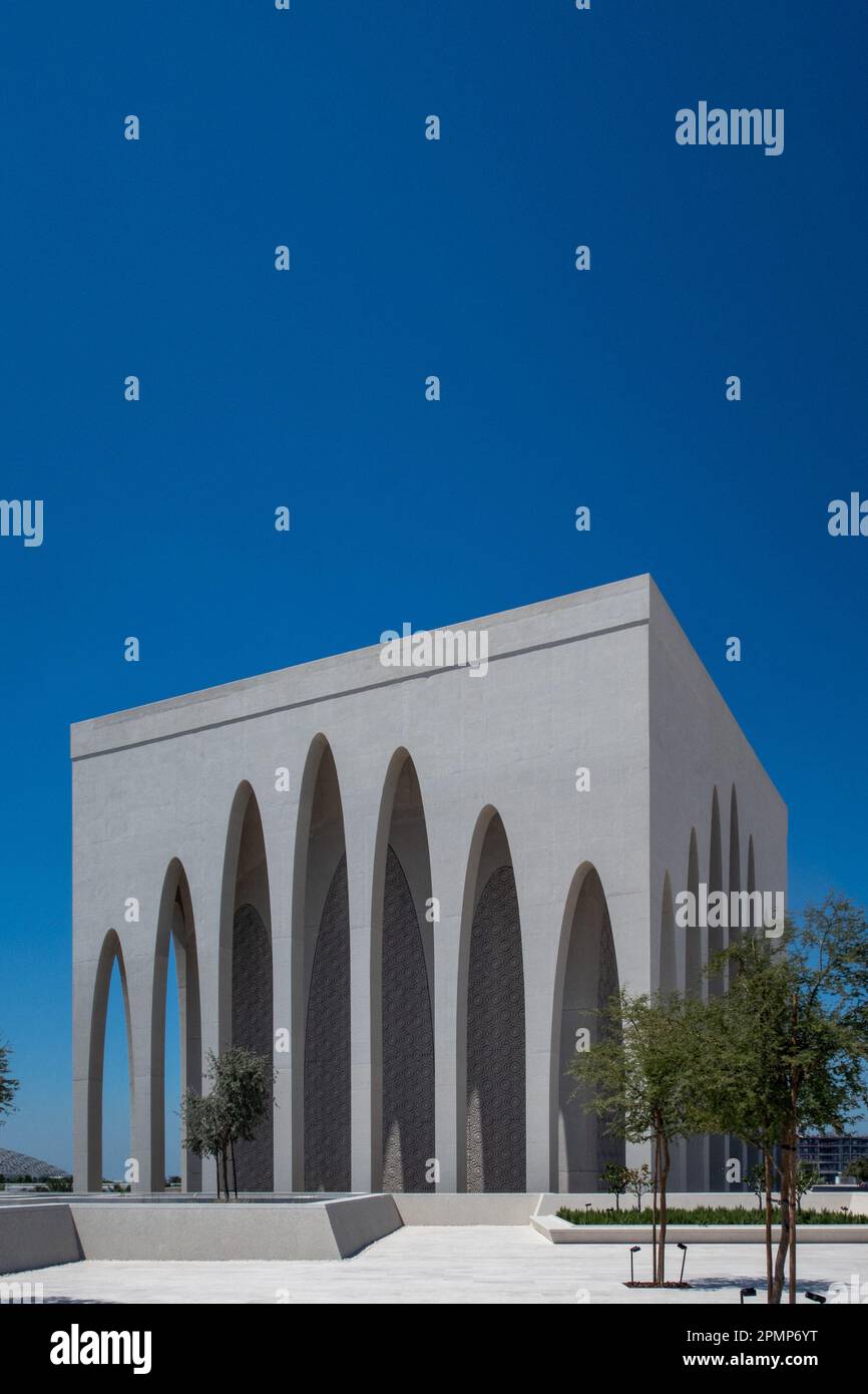 Abu Dhabi, Vereinigte Arabische Emirate. 06. April 2023. Das Abrahamische Familienhaus, das eine Moschee, eine Kirche und eine Synagoge sowie ein Forum zum Lernen und Austausch über die drei monotheistischen Religionen umfasst, ist am 6. April 2023, wenige Wochen nach seiner Eröffnung, in Abu Dhabi, Vereinigte Arabische Emirate, zu sehen. Entworfen vom ghanaisch-britischen Architekten Sir David Adjaye OM OBE RA ist ein einzigartiger Ort seiner Art in der Welt. Foto: Balkis Press/ABACAPRESS.COM Kredit: Abaca Press/Alamy Live News Stockfoto
