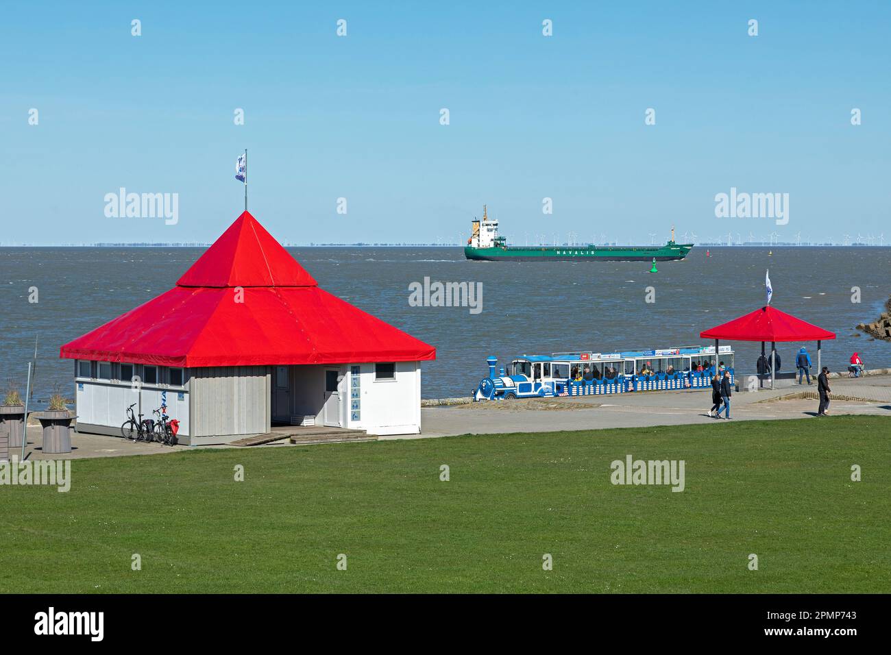 Toilettenhütte, Grimmershörn Bay, Frachtschiff, Jan Cux Strandzug, Nordsee, Cuxhaven, Niedersachsen, Deutschland Stockfoto