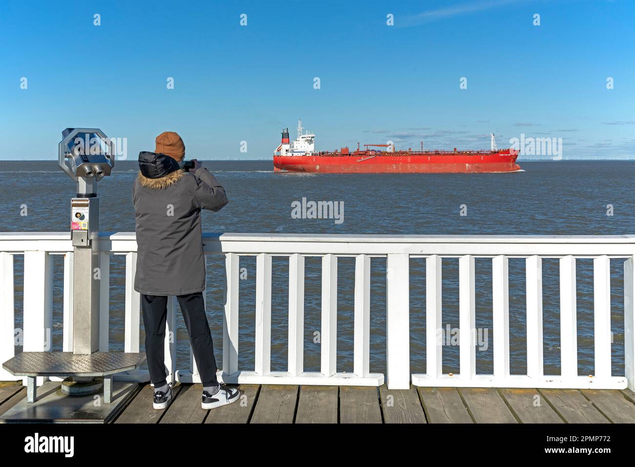 Ein Junge fotografiert den Tanker Chem Finland, Aussichtsplattform Alte Liebe, Nordsee, Cuxhaven, Niedersachsen, Deutschland Stockfoto