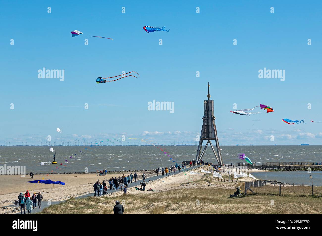 Menschen, fliegende Drachen, Seezeichen Kugelbake, Nordsee, Elbe, Cuxhaven, Niedersachsen, Deutschland Stockfoto