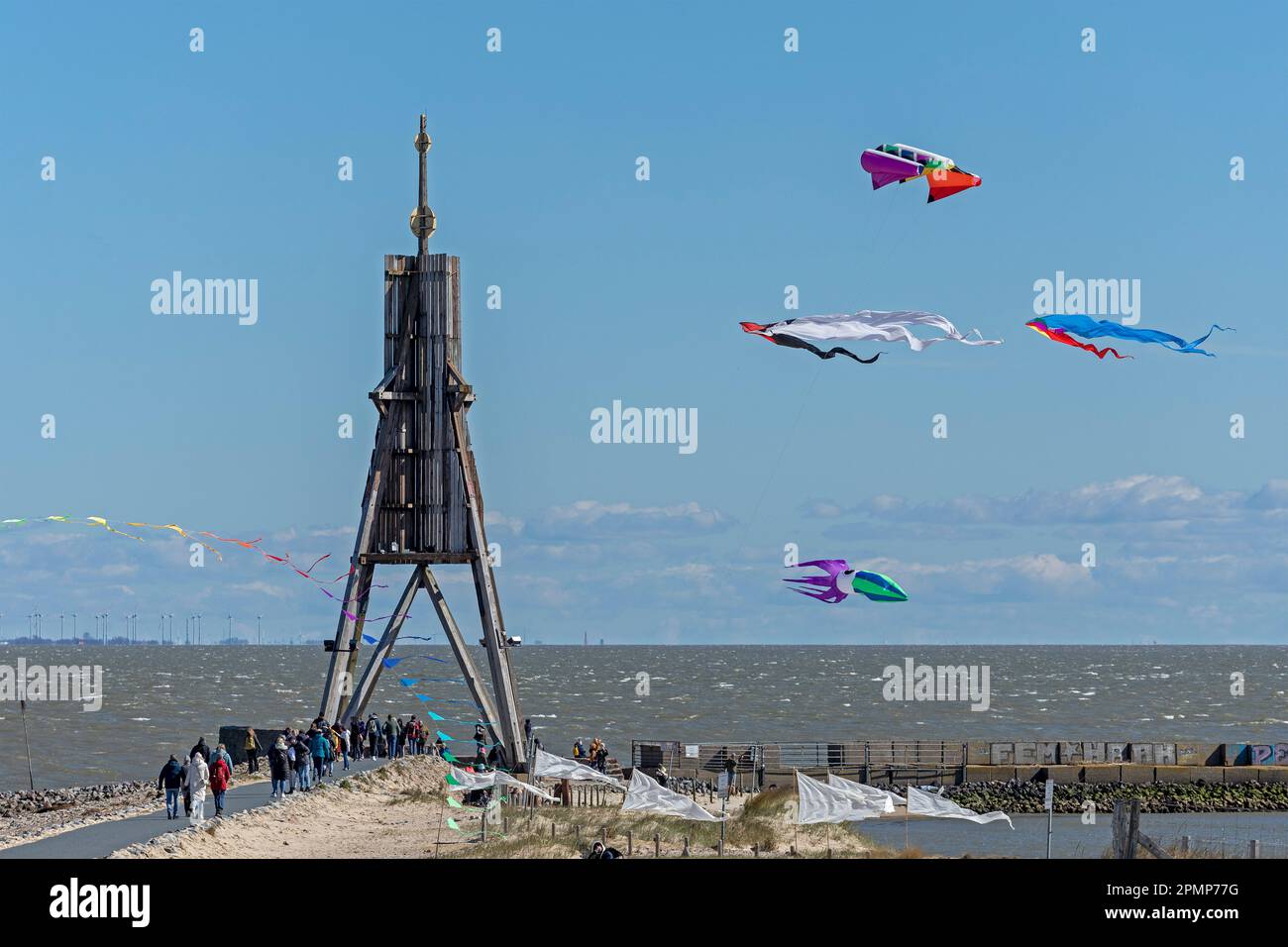 Menschen, fliegende Drachen, Seezeichen Kugelbake, Nordsee, Elbe, Cuxhaven, Niedersachsen, Deutschland Stockfoto