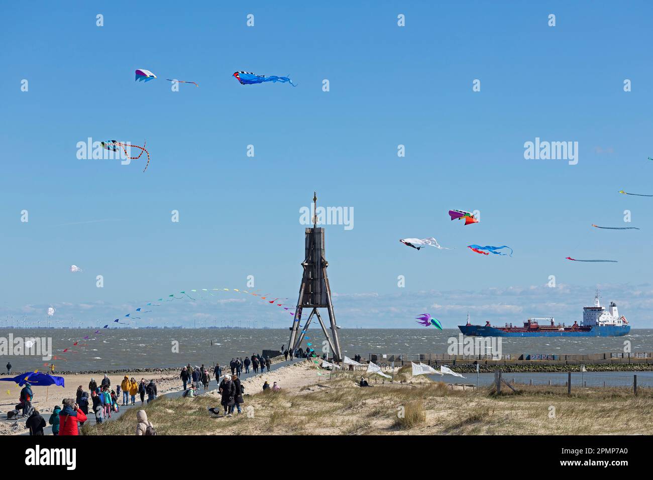 Menschen, fliegende Drachen, Frachtschiff, Seemarker Kugelbake, Nordsee, Elbe, Cuxhaven, Niedersachsen, Deutschland Stockfoto