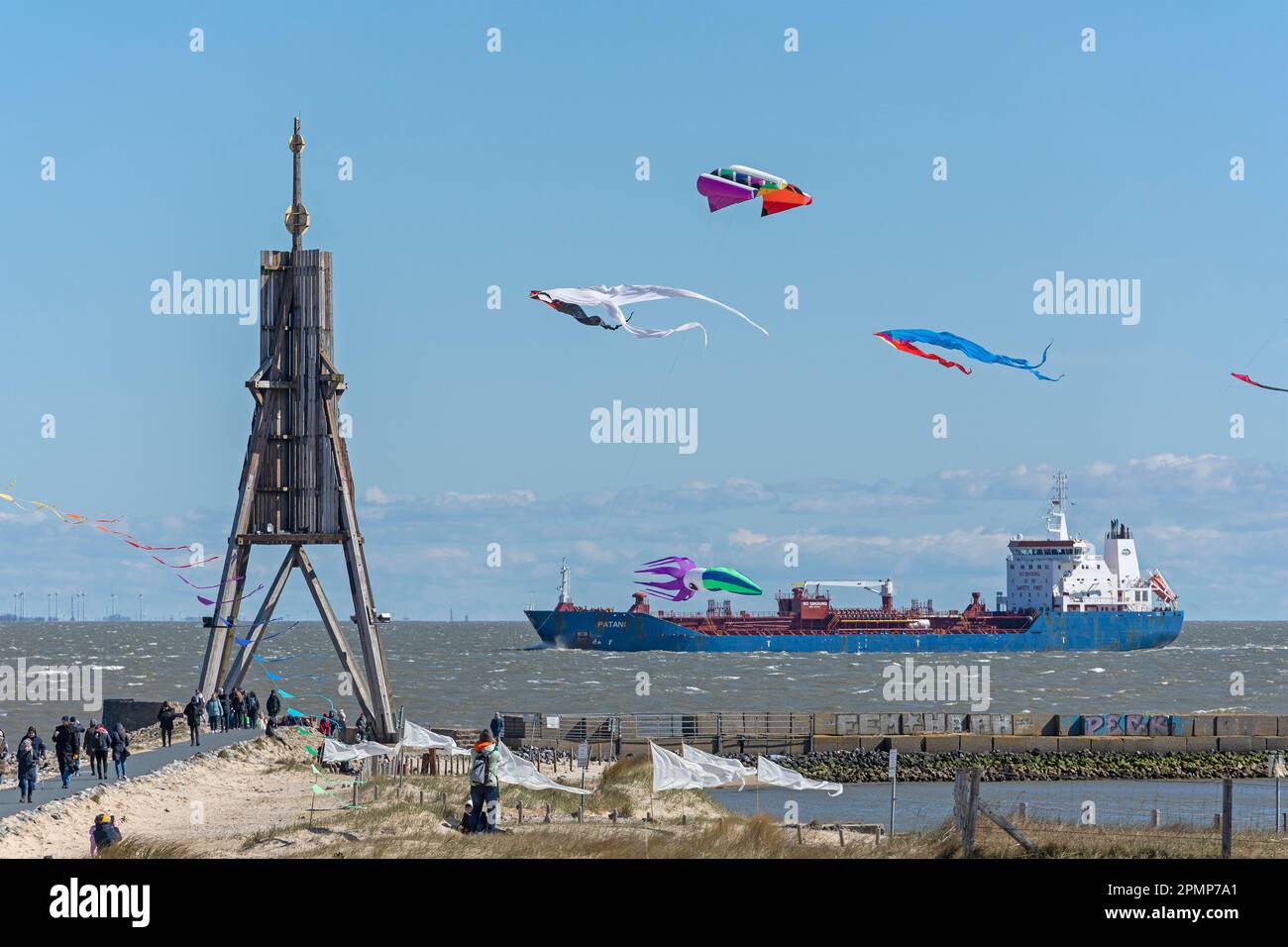 Menschen, fliegende Drachen, Frachtschiff, Seemarker Kugelbake, Nordsee, Elbe, Cuxhaven, Niedersachsen, Deutschland Stockfoto