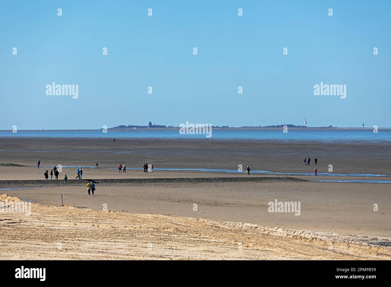 Blick auf die Insel Neuwerk, den Strand, die Menschen, Cuxhaven, Niedersachsen, Deutschland Stockfoto