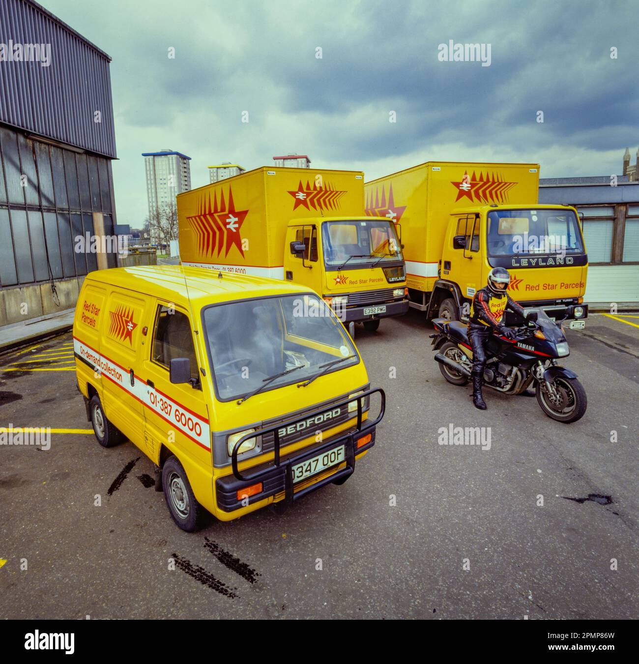 Red Star-Fahrzeuge stehen am Bahnhof Euston in der 1980Õs in Schlange Stockfoto