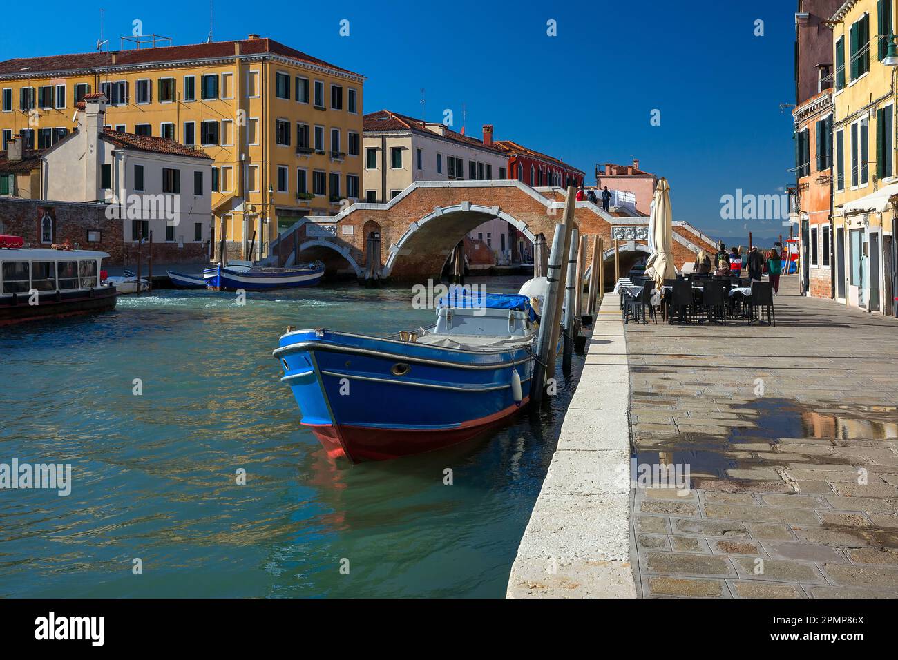 Canal Cannaregio und Brigde Three Arches Bridge oder Ponte dei Tre Archi in Venedig, Italien Stockfoto