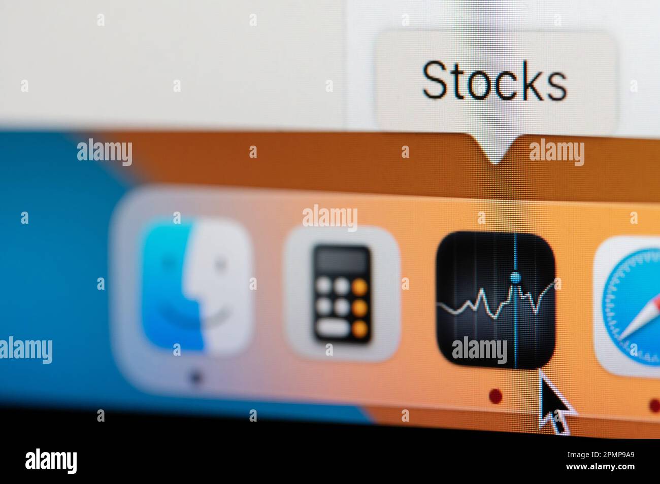 New york, USA - 12. April 2023: Öffnen Sie die Aktien-App im macbook Dock, um die Preise des Unternehmens auf dem Computerbildschirm aus nächster Nähe zu prüfen Stockfoto