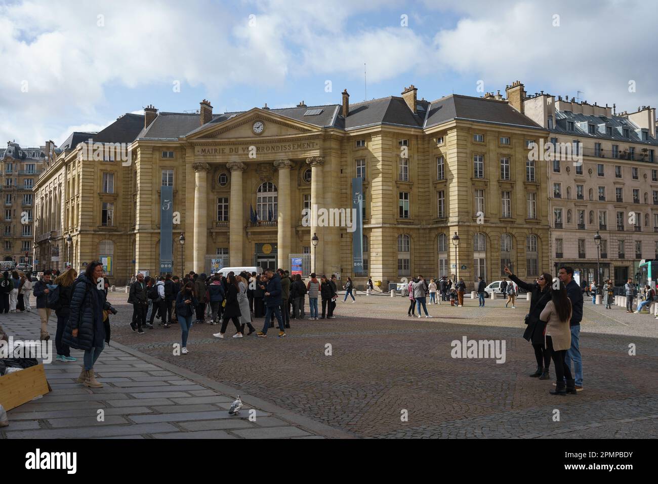 Place du Pantheon und Mairie du 5e Arrondissement in Paris, Frankreich. 24. März 2023. Stockfoto